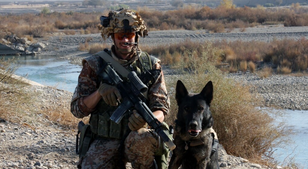 Lasse Lomholt på patrulje i Afghanistan som udsendt soldat med sin patruljehund
