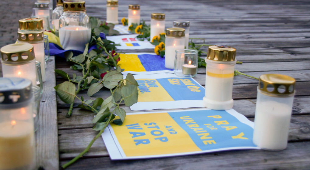 Billede af lys foran den ukrainske ambassade