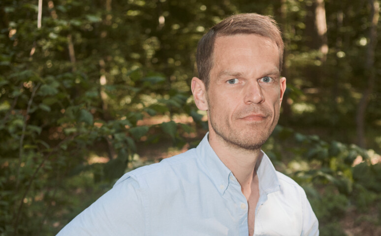 Portræt af psykolog Svend Brinkmann på mørk baggrund