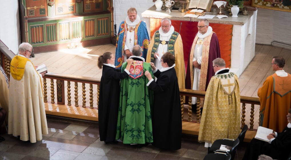 Billede skråt bagfra af biskop Henrik Wigh-Poulsen, der bliver bispviet.