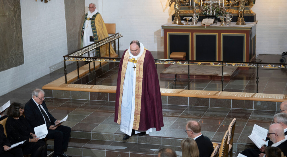 Biskop går fra alteret