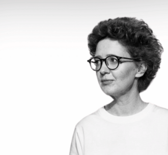 Musiker Marie Key kigger skråt til højre