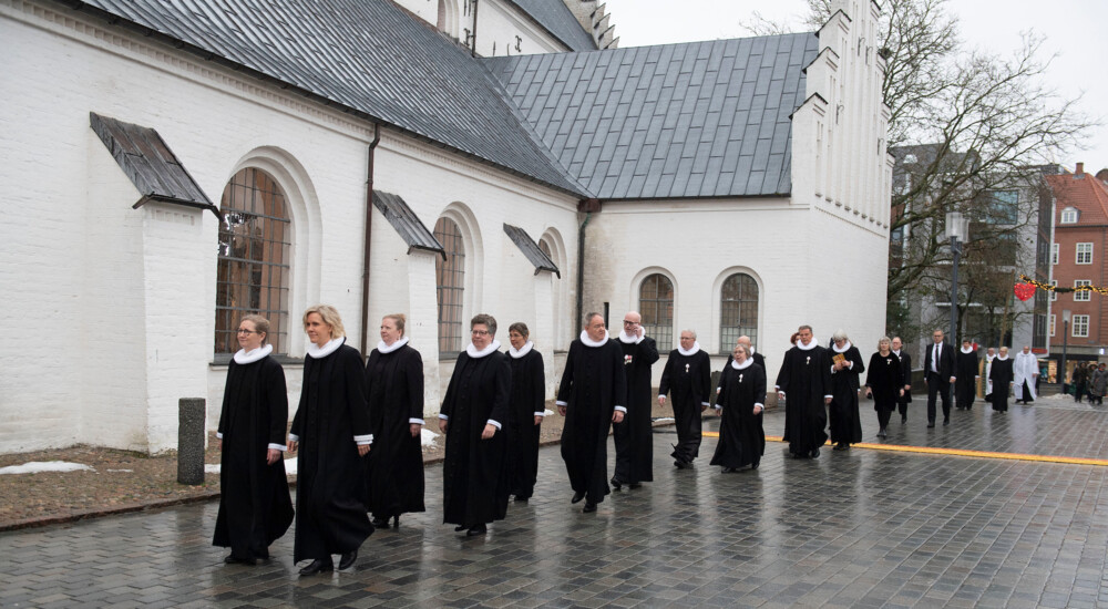 Stiftets provster, præster m.fl. går udenfor Budolfi kirke