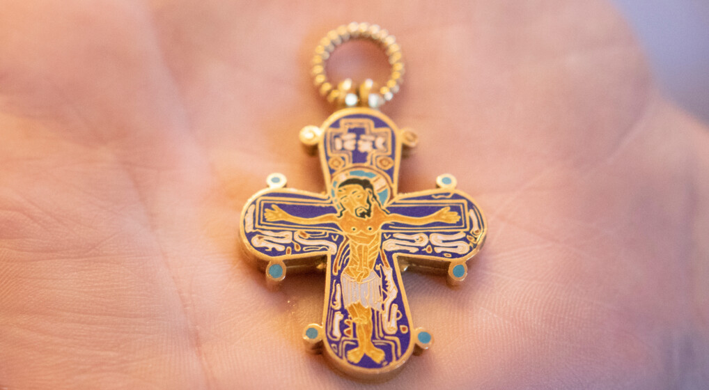 Dagmarkorset liggende i en kvindes hånd