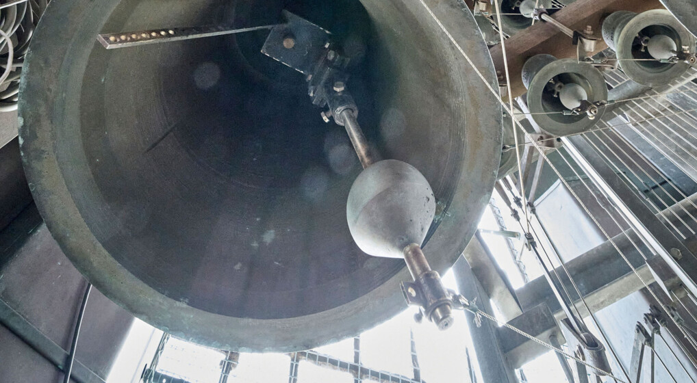 Kirkeklokke i kirketårn