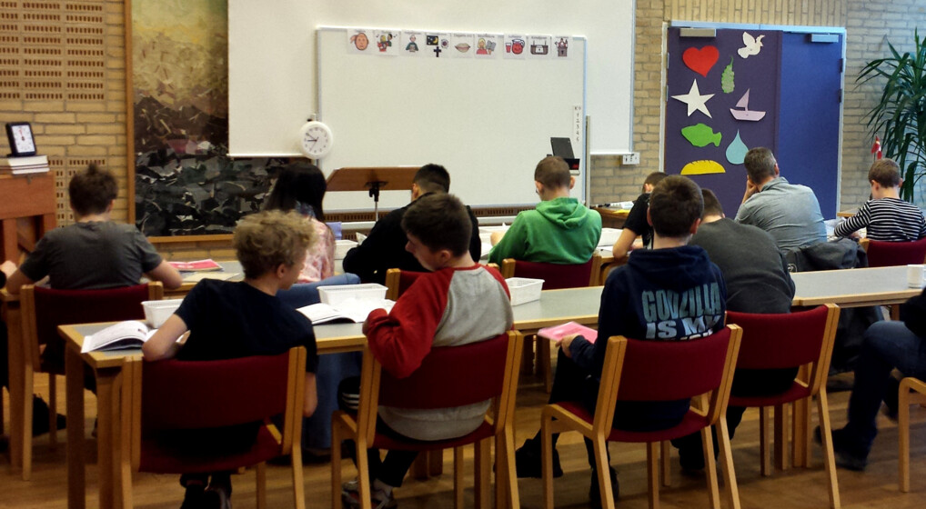 Foto af fonfirmandholdet for unge med autisme set bagfra