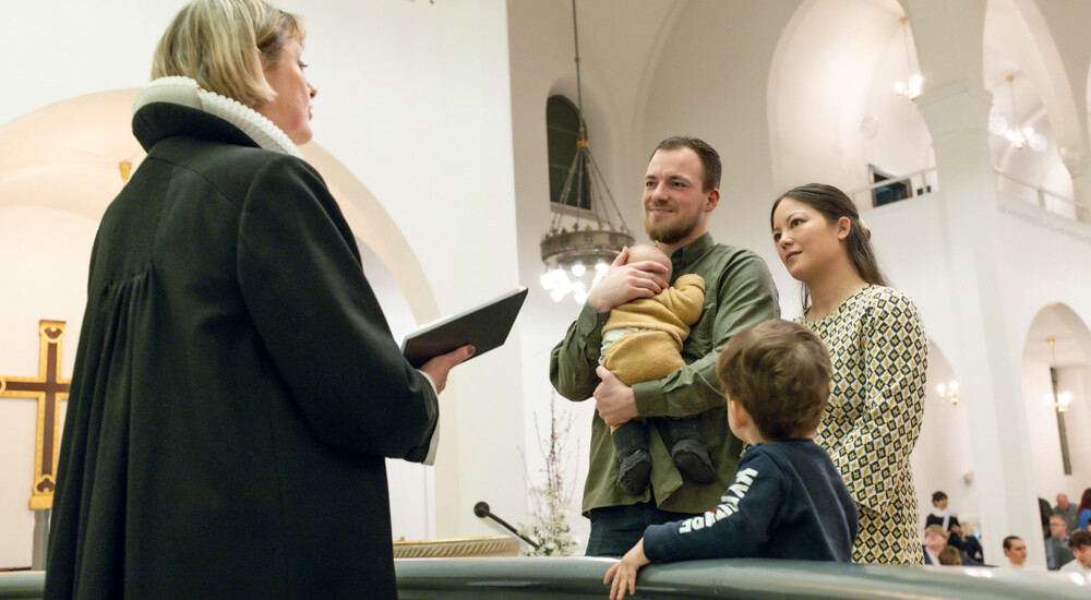 Præst taler til brudepar