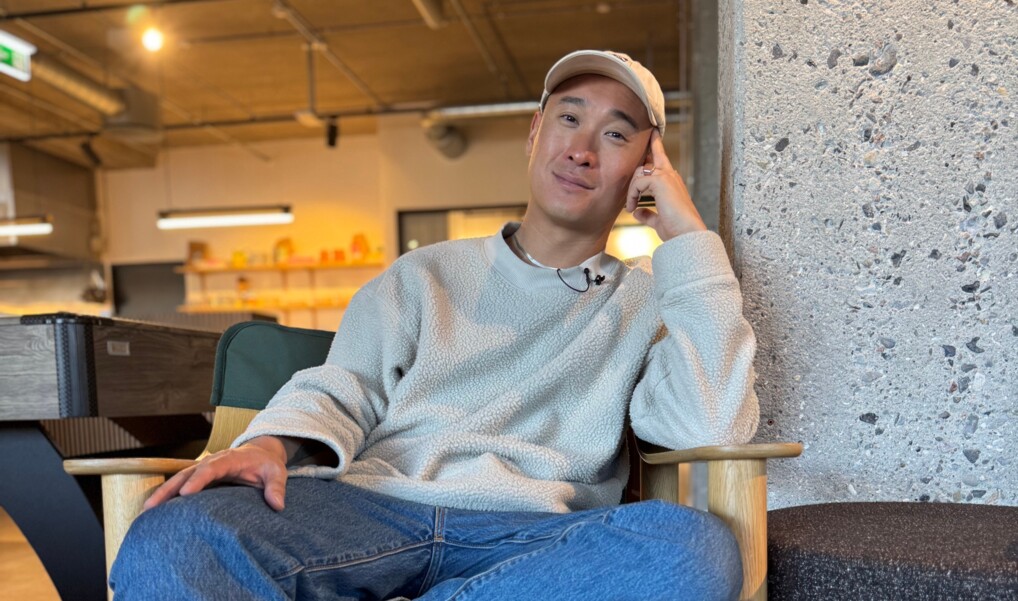 Morten Mortensen kendt fra 'Gift ved første blik' sidder i en stol med hånden på kinden