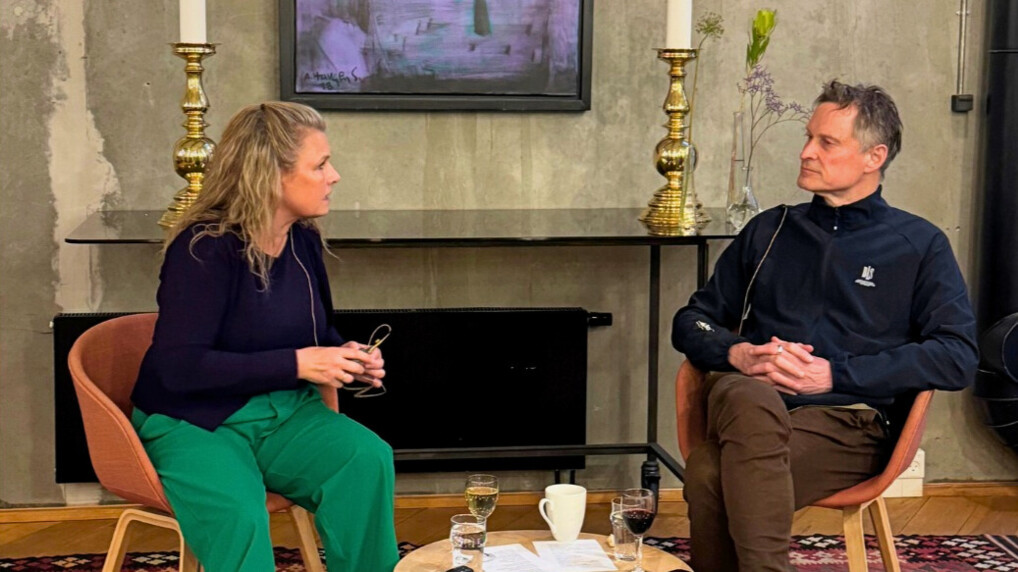 Præst Rikke Weissfeld og Claus Meyer i samtale om tro