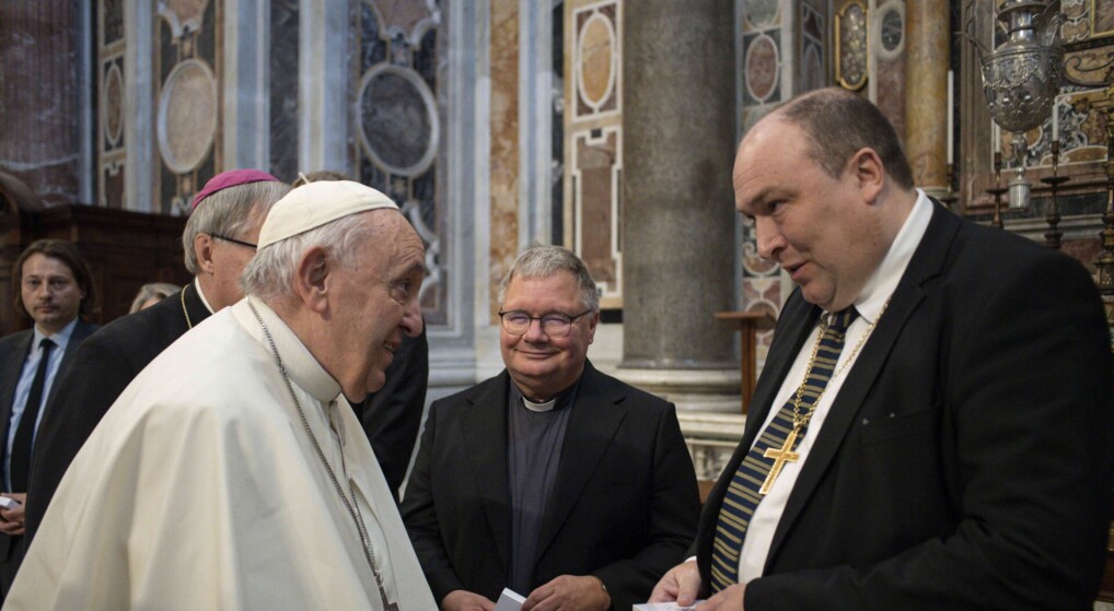 Pave Frans taler med biskop Thomas Reinholdt Rasmussen under et besøg i Vatikanet