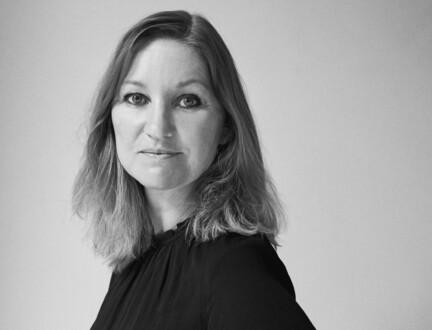 Forfatter Naja Marie Aidt foran en hvid baggrund.