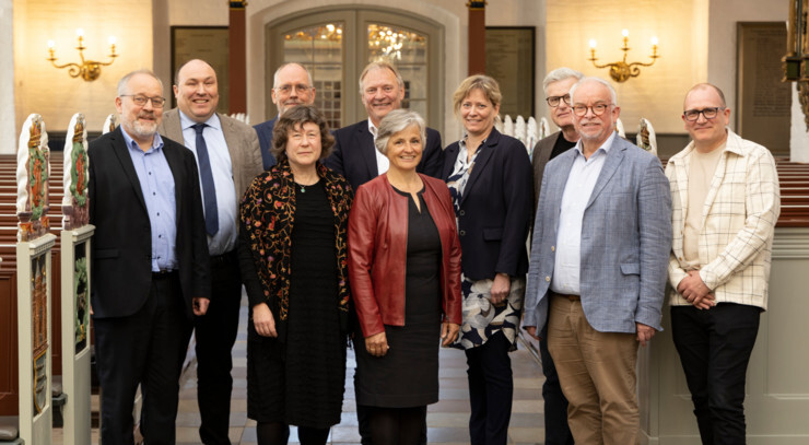 Gruppebillede i kirke af Danmarks ti danske biskopper