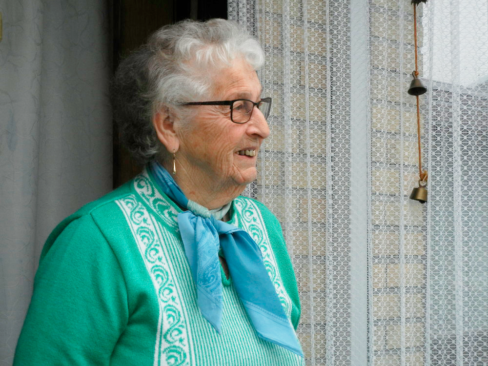 Ældre kvinde i havedør