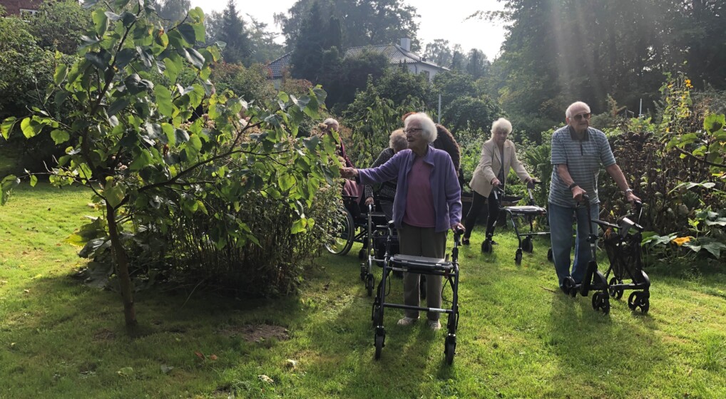 Reportagefoto fra demensgudstjeneste udenfor.