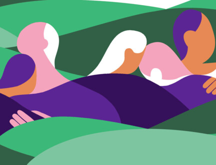 En lille gruppe mennesker holder omsorgsfuldt om hinanden.