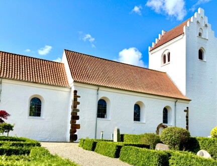 Hvid kirke med rødt tegltag