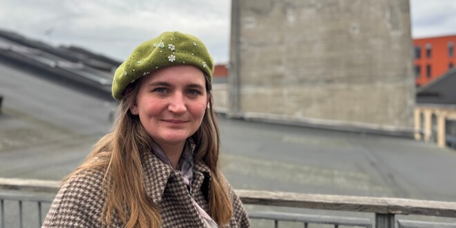 Portræt filminstruktør Charlotte Brodthagen på en tagterrasse 