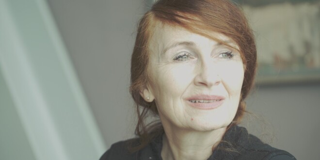 Skuespiller Bodil Jørgensen kigger drømmende ud til siden