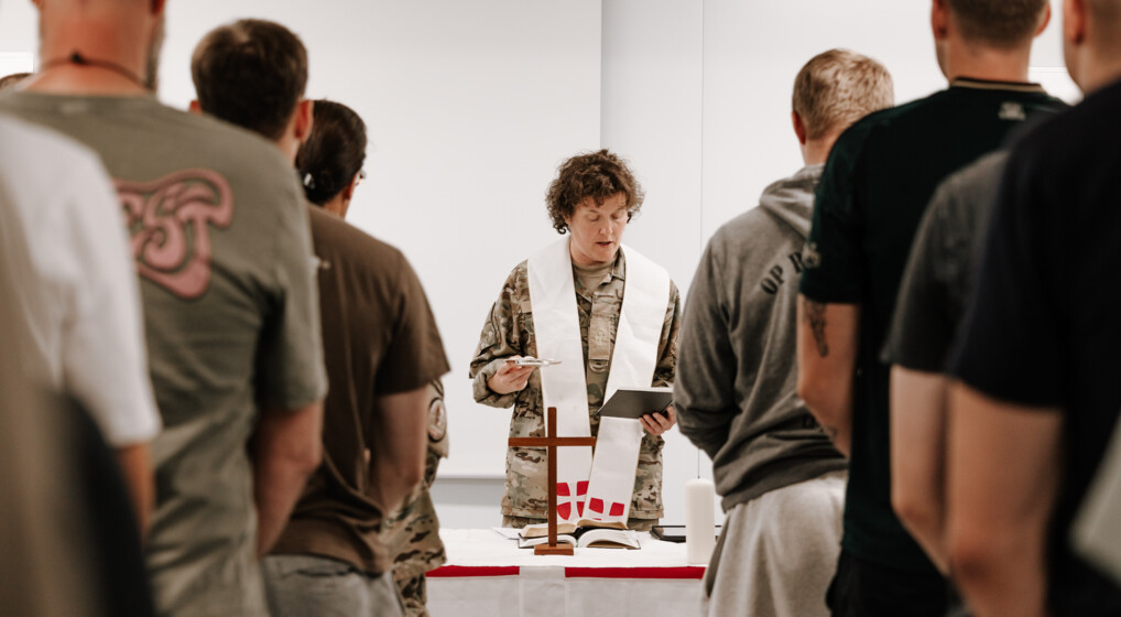 Billede af feltpræst Nina Dyrhoff, der holder gudstjeneste i den danske lejr i Letland