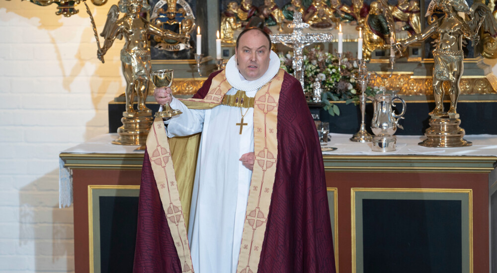 Biskop Thomas Reinholdt Rasmussen løfter alterkalk