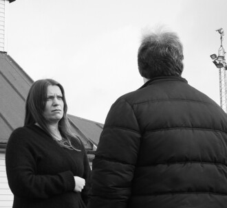 Fængselspræst Mette Kruse Andersen foran fængsel med indsat med ryggen til