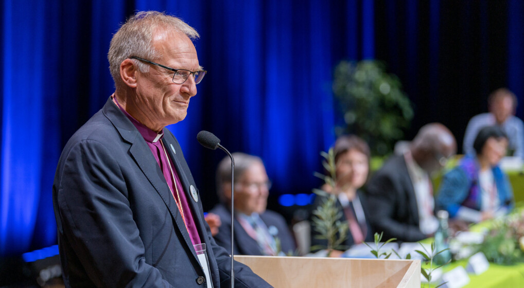Biskop Henrik Stubkjær på talerstolen efter han er valgt som præsident for Det Lutherske Verdensforbund